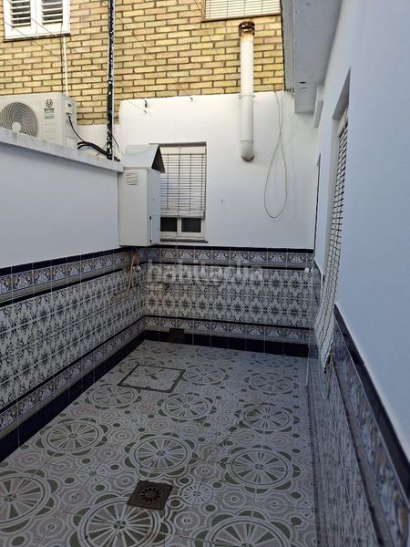 Foto 07da5d46-5fcc-42e9-b319-da0255720ce4. Casa aparellada a calle rosal 9 a Villaverde del Río