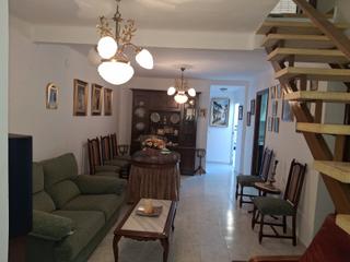Maison jumelée à Calle rosal 9. Se vende casa de dos plantas en villaverde del rio