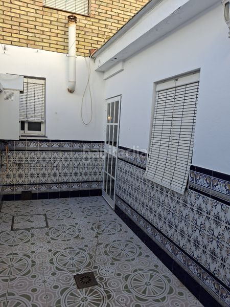 Foto 4ebd033b-bdf9-40c5-85ed-42ee07174b84. Casa aparellada a calle rosal 9 a Villaverde del Río