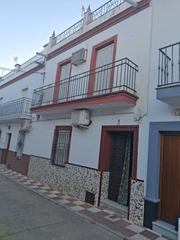 Maison à Calle nardo 5. Se vende casa céntrica en cantillana  sevilla