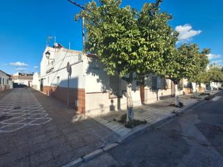 Casa aparellada a Calle ronda oeste 17. Se vende casa planta baja con desván en el viar  sevilla