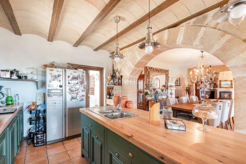 Foto c8d8f6a4-44e0-4ac7-b2e3-8cc8fddca5cb. Masia amb xemeneia aparcament a Zona d´Interior Son Servera