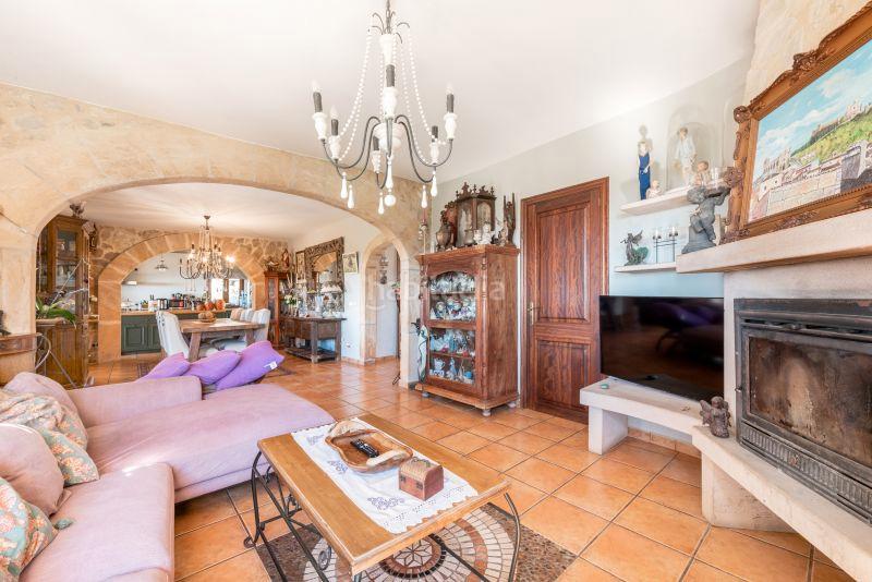 Foto da6dcc26-d54e-4e6c-bb6b-3974c7a510fd. Masia amb xemeneia aparcament a Zona d´Interior Son Servera