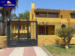 Chalet en Aguadulce Sur. Espectacular chalet con piscina climatizada y jardines