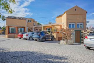 Local commercial à Montañar-El Arenal. Chalet con consultorio médico en venta en jávea