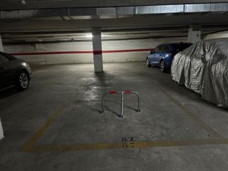 Aparcament cotxe a Pueblo. Plaza de parking en calpe bay