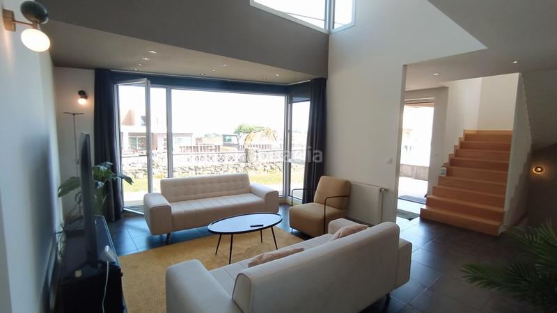 Foto 352829ee-2576-4c8b-9aeb-74b5658351b7. Chalet en calle arriba 50c chalet de diseño moderno con vistas al mar en Santander