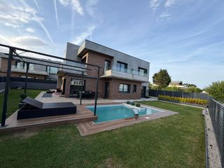 Chalet  Calle agapito garcía rumayor 3. Chalet exclusivo de 317m2 y 325m2 de jardin  en el mansin.  vald