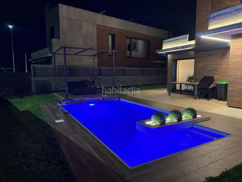 Foto 01800329-20c8-46e8-8032-d59d3a3e1718. Xalet amb xemeneia calefacció aparcament piscina a Santander