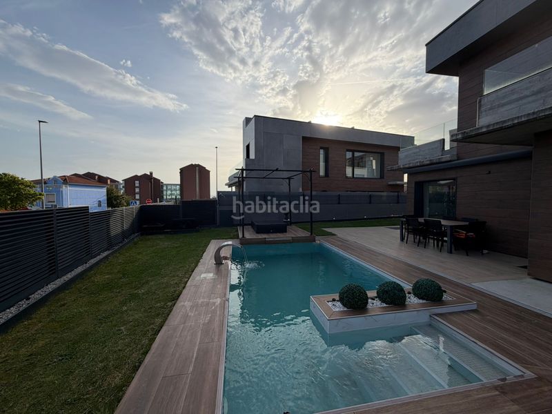 Foto 6f5086df-e320-4589-8633-fdebac546182. Xalet amb xemeneia calefacció aparcament piscina a Santander