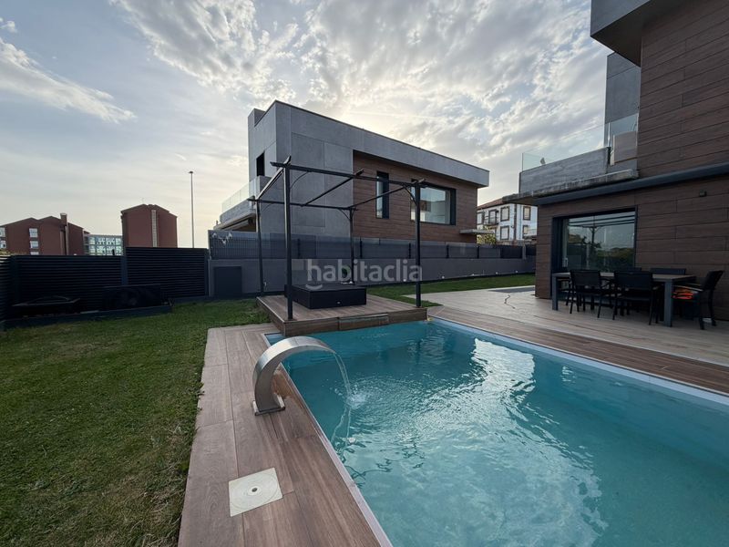 Foto a69c6238-2fab-4d55-8698-8de807a6087a. Xalet amb xemeneia calefacció aparcament piscina a Santander