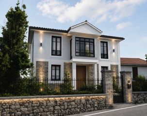 House  Barrio el hondal 131. Casona de piedra con gran terreno a restaurar junto al colegio d
