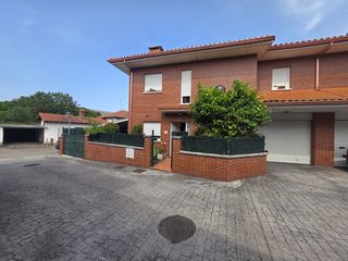 Semi detached house  Barrio villapresente. Chalet pareado con interiores y acabados de la mejor calidad en