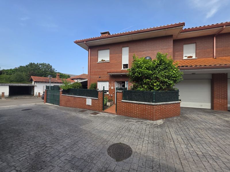 Foto e5869ba2-19f0-4edf-80fa-3edde11a5749. Casa adossada amb calefacció aparcament a Reocín