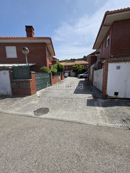 Foto ea69e1f1-be88-4928-9ec1-f454e4d0066d. Casa adossada amb calefacció aparcament a Reocín