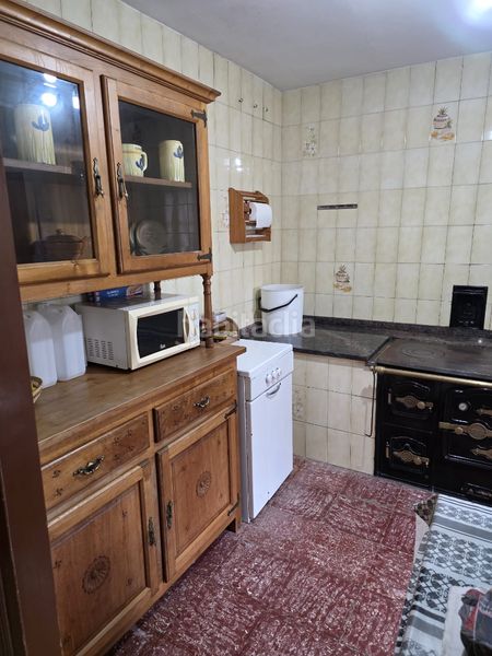 Foto 7176b515-65e2-4e17-bbf3-f34d3b00a32c. Casa adossada amb xemeneia calefacció aparcament a Valdáliga
