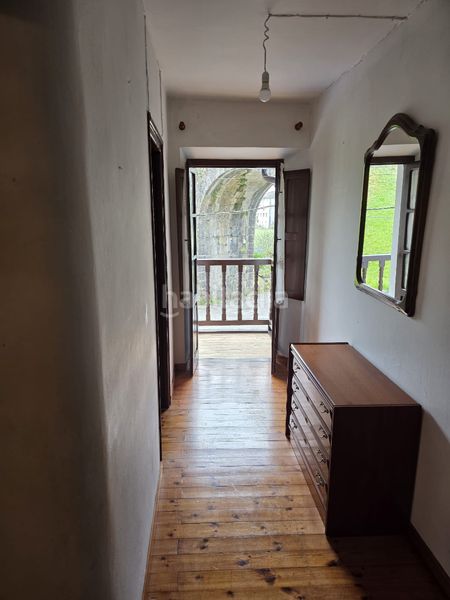 Foto e9a3f7a2-7081-4b6f-9a78-f9c581e8e8d4. Casa adossada amb xemeneia calefacció aparcament a Valdáliga