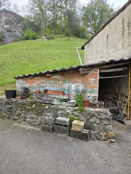 Foto ed6a8a35-2aa3-4a4f-8721-f8e41d0e6439. Casa adossada amb xemeneia calefacció aparcament a Valdáliga