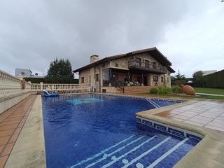 Chalet  Calle murillo 42. Chalet exclusivo con materiales de primera calidad en soto de la