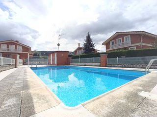 Xalet a Barrio pomar 2. Chalet independiente en comunidad privada con piscina en guriezo