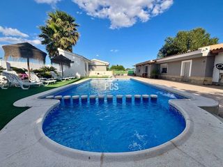 Chalet in Calle zona alrededores totana s/n. Venta de villa en totana