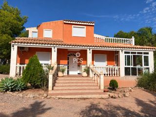 Chalet in Calle zona huertos de totana s/n. Venta de villa espaciosa en totana