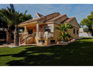 Chalet à Urbanizacion la charca s/n. Venta de villa en totana