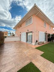 Casa aparellada a Platja de Mont-roig. Chalet pareado en venta