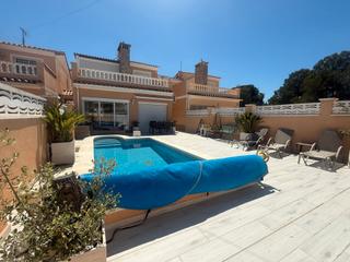 Chalet in Centre. **casa independiente con piscina privada en el corazón de la cos