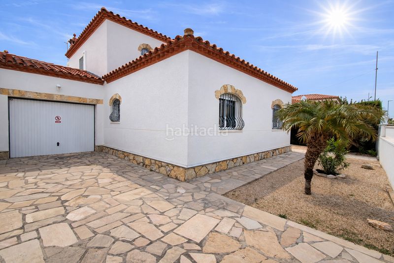 Foto ea2ff284-47e5-4636-aae4-b53c80270985. Xalet a carrer illes canaries 3 a Centre Miami Platja