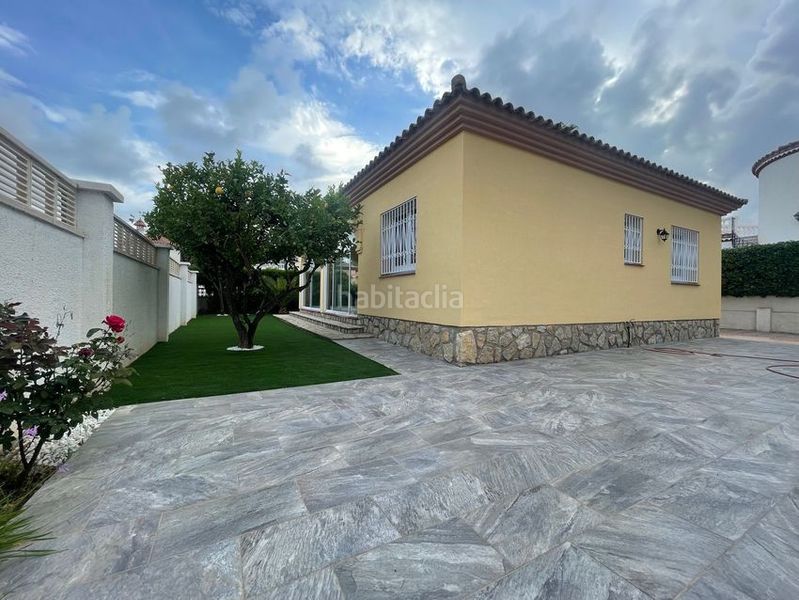 Foto c7f3dfcc-2c08-4fb0-bf2e-128cd8393160. Casa en Centre Miami Platja