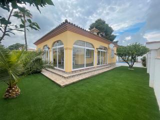 Casa a Centre. Preciosa casa individual en planta baja con gran jardín y piscin