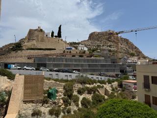 Location Appartement à Barrio del Centro. Se alquila vivienda con terraza en suite y vistas al castillo, e