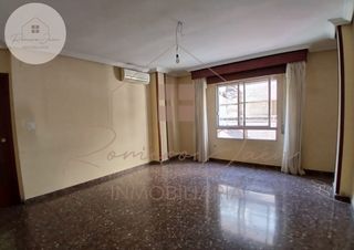 Pis en Bel�n - San Roque. Se vende amplio piso junto al juzgado de menores de ja�n