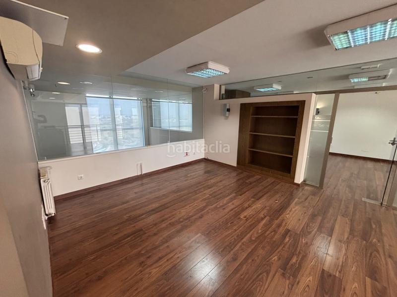 Foto 1153642c-249f-487d-84b0-90760e19d56e. Rent office space with heating parking in Sanchinarro Madrid