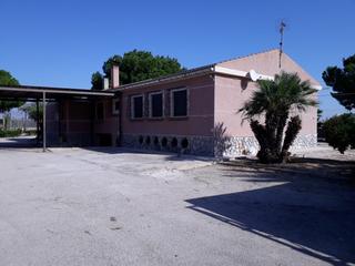 Chalet in Cox. Villa con arboles frutales  en cox