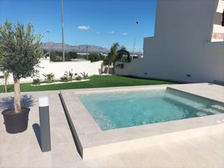 Casa adossada a Cox. Vivienda adosada con zona aparcamiento y piscina comunitaria