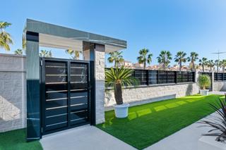 Chalet in Algorfa. Villa con piscina privada y zona de aparcamiento en parcela