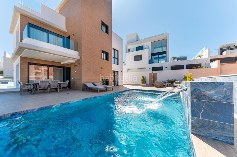 Foto adf28ce6-397e-4b5e-b631-79985b245210. Xalet amb aparcament piscina a Campoamor Orihuela