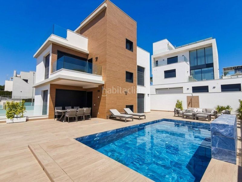 Foto dba36556-6dd0-4941-b6e1-5958e6324a10. Xalet amb aparcament piscina a Campoamor Orihuela