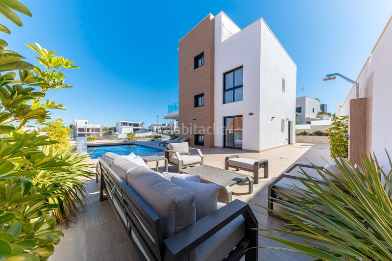 Foto ecab7e5f-1837-429b-b4ab-93e05f700c4b. Xalet amb aparcament piscina a Campoamor Orihuela
