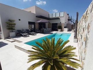 Chalet in Daya Nueva. Villa con piscina privada en daya nueva