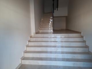 Casa a Cox. Casa con amplio almacen en cox