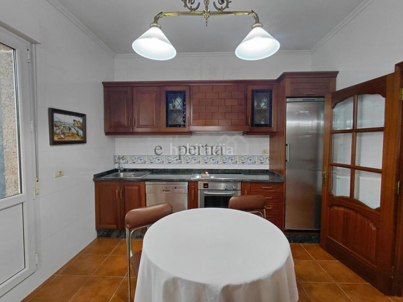 Foto bd096abc-dd34-4d9b-8877-66345cbeb3c7. Haus mit heizung parking in Pobra do Caramiñal (A)