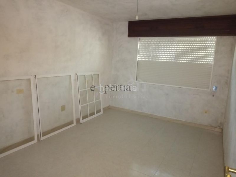 Foto 05b5d9d7-03a7-449f-91c0-9af8642835fe. Edificio in Boiro