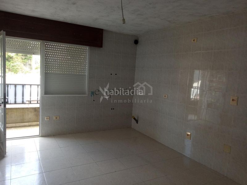 Foto da0cbeb4-ccbd-456a-b560-dfc7351ac794. Edifici a Boiro