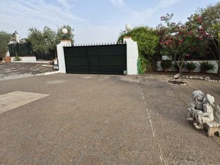 Chalet in Calle el aparejo 4. Gran chalet con piscina, hipotecable