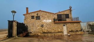 Chalet in Carrer de vinallop 87. Finca con agua, luz i piscina cerca del rio y canal