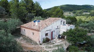 Masía en Bítem. Finca dorada – un refugio rural con encanto rústico y potencial