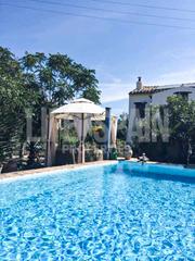 Xalet a N/a. Chalet con piscina, agua y luz. listo para vivir.